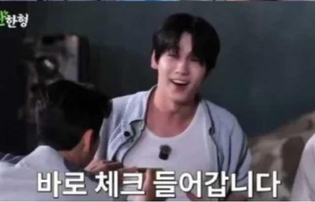 TXT 수빈이 공개적으로 성희롱을 당했다? 신동예는 자를 이용해 유두 사이의 거리를 측정했다. 그는 “너무 부끄럽다”고 소리치며 자비를 구했다. 대표 이미지
