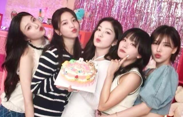 2년 만에 완전체로 돌아온 레드벨벳! 8월 새 앨범을 발표할 예정이다. 웬디와 예리가 SM 탈퇴 이후 처음으로 재회했다. 대표 이미지